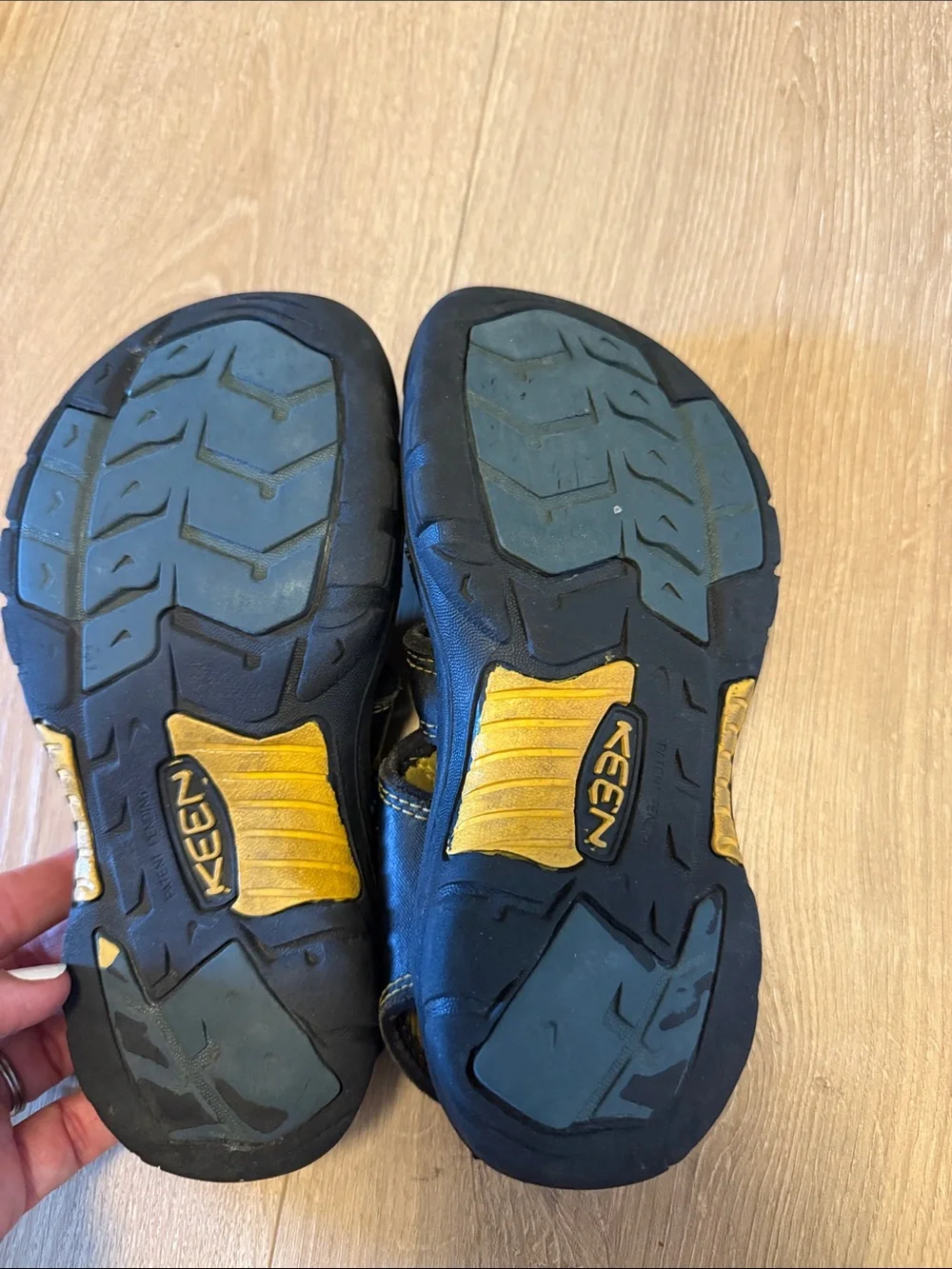 Keen Newport H2 youth Black and Yellow Water Shoes size 6